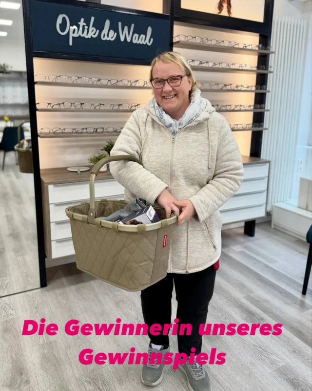 Unsere Gewinnerin strahlt – und das zu Recht! 🎉@k.a.r.l.a_k.a.r.e.n hat unser Frauentags-Gewinnspiel gewonnen und freut sich über ihren brandneuen Reisenthel Carrybag! 😍🛍️Danke an alle, die mitgemacht haben – ihr seid großartig! 💖 Bleibt dran, denn das nächste Gewinnspiel kommt bestimmt. 😉#Gewinnerin #Frauentag #Glückspilz #muttibag #ReisenthelCarrybag #OptikDeWaal #DankeFürsMitmachen #MehrGewinnspieleComingSoon
