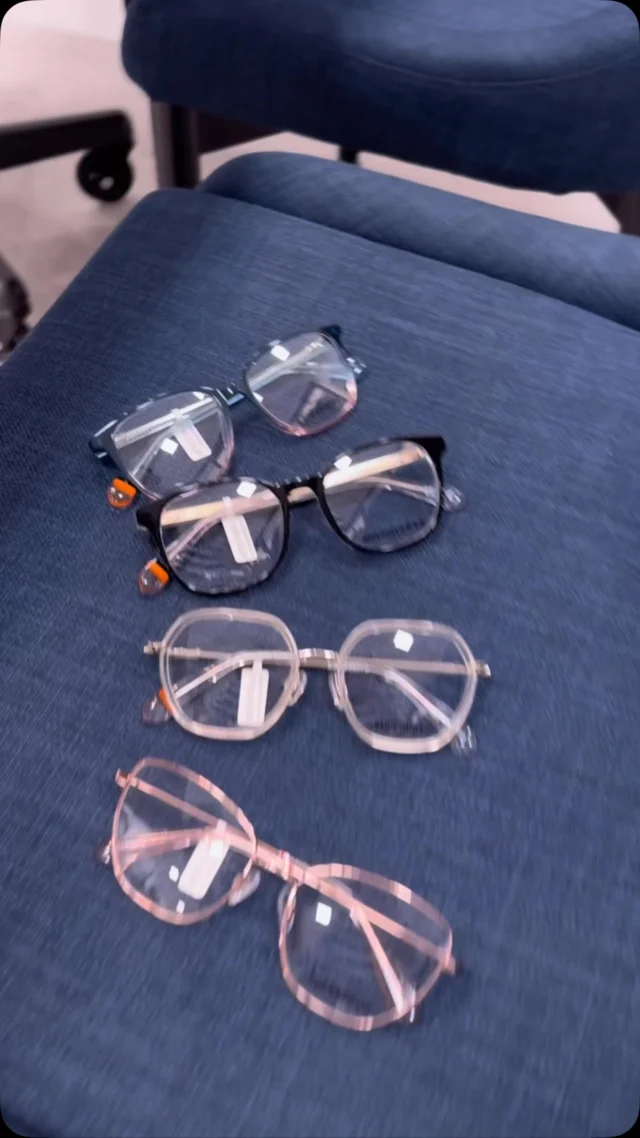 ✨ Neue Styles eingetroffen! ✨ Wir haben frische Brillen von Comma, SuperDry und O’Neill für euch! 🤩 Ob elegant, sportlich oder lässig – diese Modelle lassen keine Wünsche offen. 👓💛📍 Jetzt bei uns entdecken!#NeueBrillen #CommaEyewear #SuperDry #ONeill #OptikerLiebe #BrillenStyle #Trendbrillen #optikdewaal #bodedesign