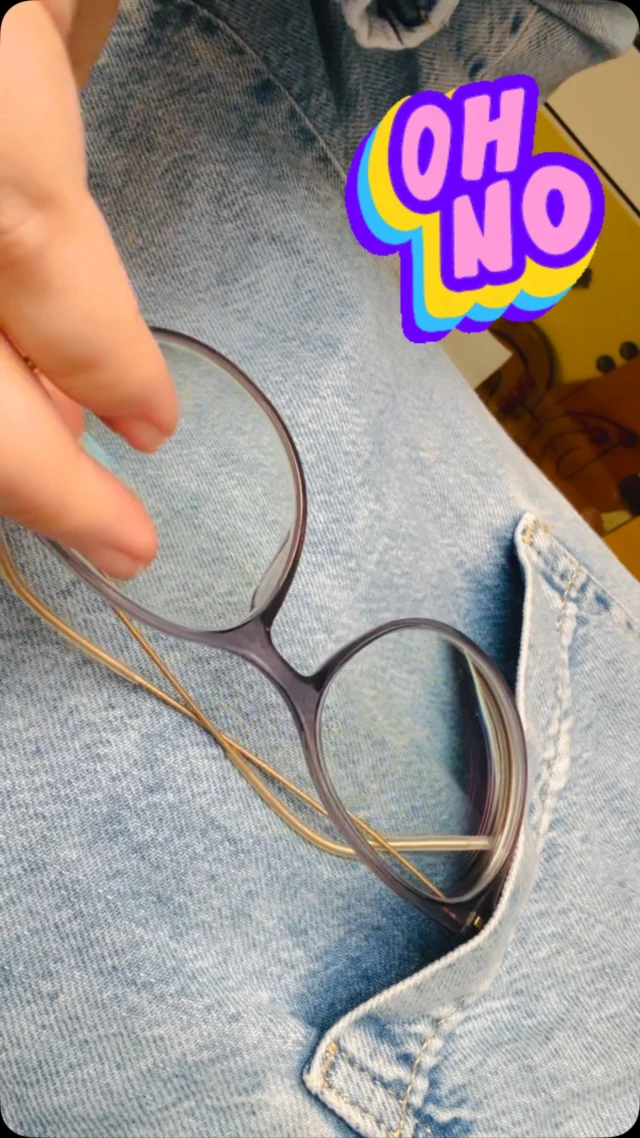 🚫 Stop! Deine Brille gehört nicht in die Jackentasche! ❌👓 Jeder hat es schon mal gemacht – doch das kann Kratzer, verbogene Bügel oder sogar einen Bruch verursachen! 😱Besser: Bewahre deine Brille sicher auf – mit einem individuellen Brillenetui! 👜✨ Schau dir die schönsten Designs hier an Etsyshop https://waalinadesign.etsy.com 💛👉 Wer hat seine Brille schon mal so ruiniert? Schreib „Oops!“ in die Kommentare!#Brillenfail #Brillenliebe #OptikerTipps #Brillenetui #SchutzFürDeineBrille #EtsyShop #HandmadeDesign #waalinadesign #optikdewaal