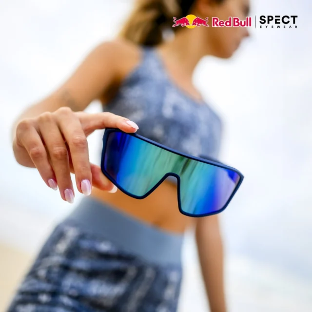 🔥 Trend Alert 2025: Die Zukunft der Sonnenbrillen! 🔥Sportlich, stylish und ready für jedes Abenteuer – die neue Red Bull SPECT Eyewear vereint Performance mit einem futuristischen Look! 🕶️✨ Die verspiegelten Shields sind nicht nur ein echter Hingucker, sondern bieten auch maximalen Schutz für deine Augen.🏖️ Perfekt für Strand, Sport und Urban Style – diese Brille ist der perfekte Begleiter für alle, die keine Kompromisse eingehen wollen.📍 Was haltet ihr von diesem Trend? Würdet ihr sie tragen? 🤔👇#RedBullSpect #EyewearTrend2025 #optikdewaal  #SportyStyle #VisionaryLooks