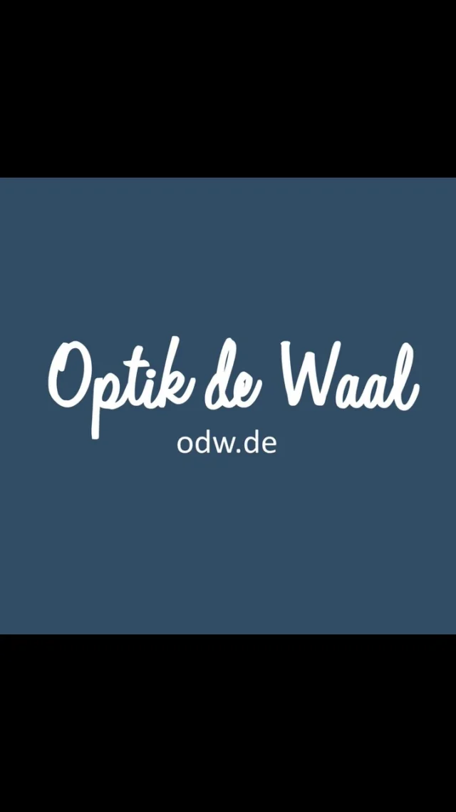 Erwischt?!Du reinigst deine Brille auch manchmal am Shirt?Schnell gemacht – aber leider gar keine gute Idee.Staub und kleine Partikel auf dem Stoff wirken wie Schmirgelpapier und können deine Gläser zerkratzen.Besser:Greif lieber zum sauberen Mikrofasertuch und Brillenspray– deine Brille wird’s dir danken! Mikrofasertücher können auch bei 30 Grad ohne Weichspüler gewaschen werden. Dieser Beitrag ist Teil 1 unserer kleinen Dreier-Serie: „Brille reinigen – aber richtig!“In den nächsten Tagen zeigen wir dir zwei weitere Methoden – eine davon ist richtig smart! #BrilleReinigen #cleantok #OptikerTipps #Brillenpflege #optikdewaal #Brillenalltag #ReinigungsSerie #Teil1
