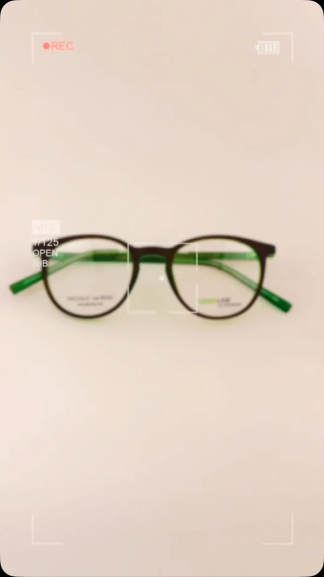 Ein Klick – und die Sonne kann kommen!Unsere neuen Clip-Brillen sind da – und sie sind echte Verwandlungskünstler!Mit dem magnetischen Sonnenbrillen-Clip wird deine Alltagsbrille im Handumdrehen zur Sonnenbrille – und das mit polarisierten Gläsern für klare Sicht ohne Blendung.Die stylischen Fassungen von Colorline bekommst du für nur 139 €.Gefertigt vom Qualitätslabel Imago eyewear – modern, leicht und super praktisch!Clip drauf – Sonne an!Komm vorbei und probier’s aus!#ClipBrille #Sonnenbrille #Colorline #imagoeyewear #Polarisiert #OptikLiebe #Brillenliebe #Frühling2025 #Augenoptik #optikdewaal #Clipbrille