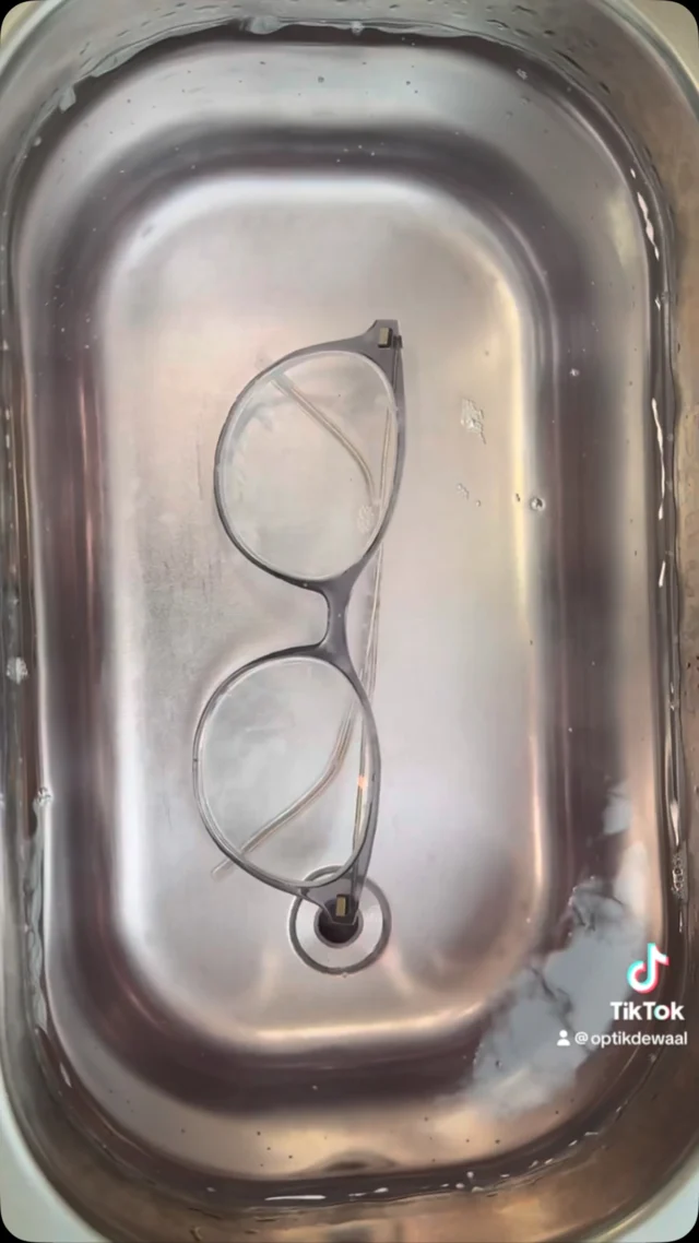 Teil 2: Ultraschallreinigung – der Frischekick für deine Brille!Deine Brille sieht trotz Putztuch nie ganz sauber aus? Zwischen Glas und Fassung sammelt sich feiner Schmutz, den du mit der Hand gar nicht erreichen kannst – Zeit für eine Ultraschallreinigung!Was passiert da eigentlich?Feine Schallwellen erzeugen Millionen winziger Bläschen, die selbst hartnäckigen Schmutz aus den kleinsten Ecken lösen – ganz ohne Chemie oder Kratzer.Das Ergebnis?Kristallklare Gläser, hygienisch sauber und wieder wie neu – und das in nur wenigen Minuten!Unser Tipp:Komm einfach vorbei! Bei uns bekommst du die Ultraschallreinigung kostenlos – weil wir wissen, wie wichtig klare Sicht ist.Du hast’s verdient, durch saubere Gläser zu sehen!#brillenpflege #ultraschallreinigung #optikertipp #klareSicht #brillenliebe #optikerwissen #teil2 #optikdewaal #cleanroutine