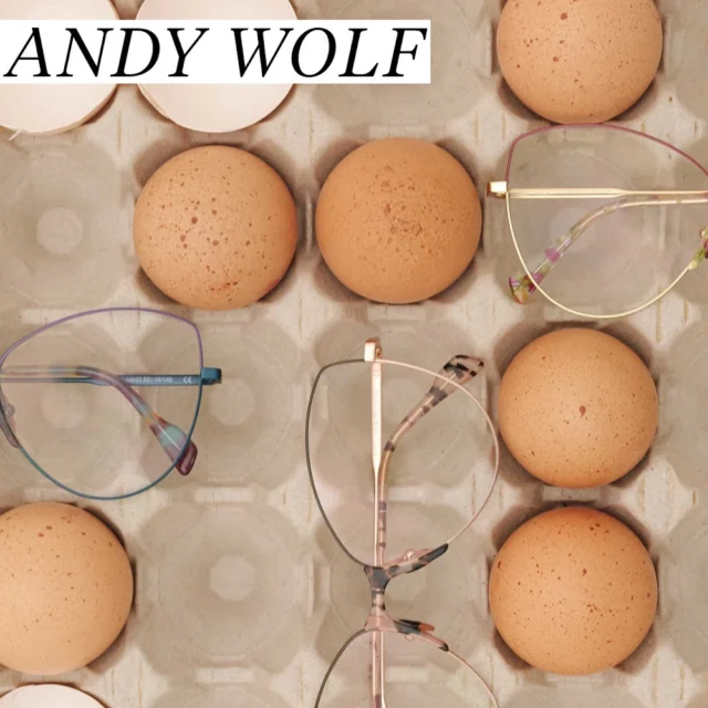 🥚🐣 Ostern mit ANDY WOLF – stilvoll und mit Durchblick! 🐰👓Zwischen Eiern und Eierschalen verstecken sich diesmal keine Schokohasen, sondern echte Design-Highlights!Unsere ANDY WOLF Fassungen machen sogar im Eierkarton eine gute Figur – federleicht, filigran und farbenfroh wie der Frühling selbst. 🌸💛💬 Welche Brille ist euer Oster-Favorit?📍Jetzt probieren bei Optik de Waal in Ribntiz #andywolfeyewear #osterstyle #brillenliebe #optikerliebe #designliebe #eastervibes #brillenmode #feinefassungen #eyewearstyle #optikdewaal