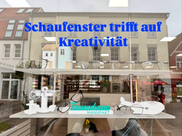 🌊 Maritime Frische bei Optik de Waal! ⚓️🐋Unser Schaufenster strahlt in neuem Glanz! Susan von @tausendsassa.manufakt hat uns mit ihrer Kreativität verzaubert: Ein beeindruckender Wal, der unsere Brillen stilvoll präsentiert, und ein maritimer Anker sorgen für echte Hingucker!Und das Beste: Von WaalinaDesign gibt es tolle handgenähte Fisch-Brillenetuis – einzigartig, praktisch und einfach wunderschön! 🐠💙Kommt vorbei und lasst euch von der maritimen Atmosphäre inspirieren – wir freuen uns auf euch!#OptikdeWaal #Schaufensterdeko #Maritim #Brillenetui #Handmade #Brillenliebe #Dekoration #Einzigartig #kleingewerbe #Augenoptik #taussendsassa.manufakt #waalinadesign
