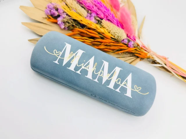 🌸 Liebe Mamas, heute ist euer Tag! 🌸Ein riesengroßes DANKESCHÖN an euch – für eure Liebe, Geduld und all die kleinen und großen Dinge, die ihr jeden Tag für uns tut. Ihr seid unsere Heldinnen! 💕Lasst euch heute feiern, denn ihr habt es verdient!#Muttertag #MamaLiebe #DankeMama #HeldinDesAlltags #waalinadesign #optikdewaal #etsyshop