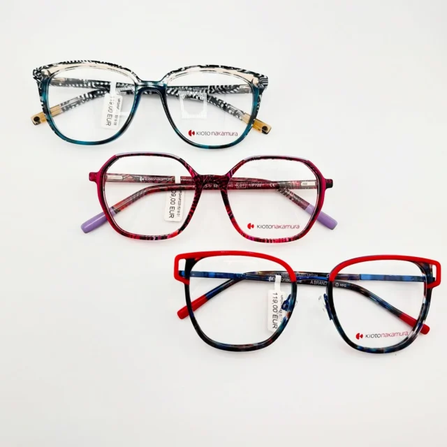 🚀 Stylisch, bunt und absolut im Trend! 🚀Die neuen Brillen von Kioto Nakamura sind da und wir sind total verliebt! 😍Mit auffälligen Farben, kreativen Mustern und markanten Formen sind diese Fassungen echte Eyecatcher. Ob elegant gemustert, knallig rot-blau oder in angesagten Pastelltönen, hier ist für jeden Style was dabei!Unsere Lieblingskombination? Schwer zu sagen, denn jedes Modell hat seinen eigenen Wow-Faktor! 💥Kommt vorbei und probiert die neuen Modelle aus auch wir sind gespannt, welches eure Favoriten sind!#OptikDeWaal #KiotoNakamura #EyewearFashion #BunteBrillen #EyewearLove #Trendsetter #Brillenliebe