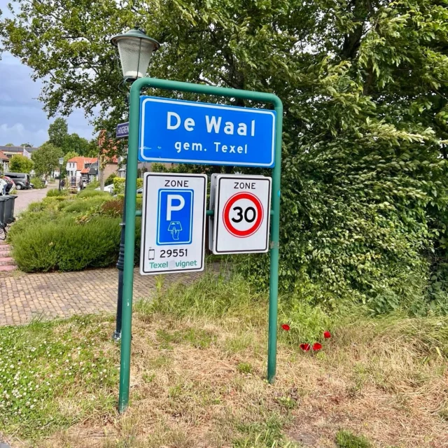 📸 Fundstück aus Texel!Jemand war in De Waal (gem. Texel) unterwegs und hat dieses Ortsschild entdeckt.Na, kommt euch der Name bekannt vor? 😄👓 Optik de Waal, wir haben zwar nichts mit Texel zu tun, aber wir sorgen dafür, dass du überall den Durchblick behältst.Ob Barth, Ribnitz oder auf Reisen: Sehen in Bestform ist kein Zufall, sondern eine Frage der richtigen Brille!💬 Fun Fact: De Waal ist das kleinste Dorf auf Texel.#OptikDeWaal #DeWaalTexel #TexelFeeling #AugenoptikMitStil #Brillenliebe #Barth #Ribnitz #ZeissVision #SehenUndGesehenWerden #InselNameStarkerService