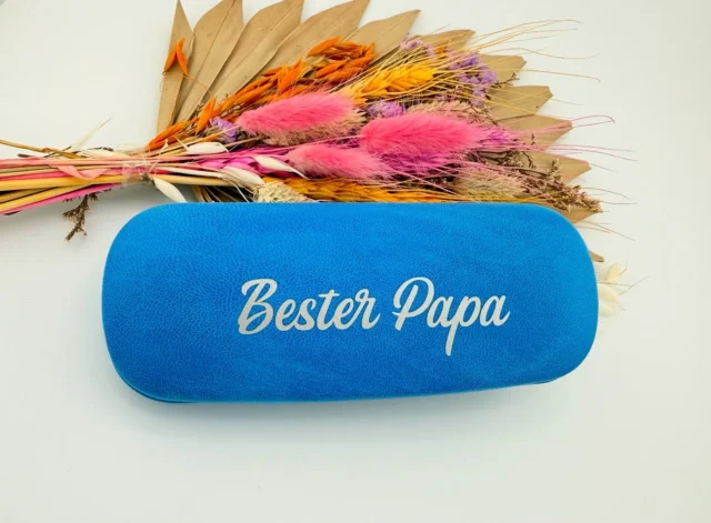 👓💐Heute ist Vatertag!Zeit, all den großartigen Papas ein riesiges Dankeschön zu sagen.Dieses Brillenetui mit der Aufschrift „Bester Papa“ ist ein kleines Zeichen der Wertschätzung. Es ist stylisch, praktisch und von Herzen, weil Papa es verdient hat 🥰.✨ Gefertigt von WaalinaDesign🛍️ Erhältlich bei Optik de Waal & online bei Etsy📦 Möchtest du auch ein Stück Liebe verschenken ? 👉https://waalinadesign.etsy.com#vatertag2025 #besterpapa #dankepapa #brillenetui #geschenkfürpapa #waalinadesign #optikdewaal #waalibadesign #handgemacht #etsyshop #augenoptikerinmitherz